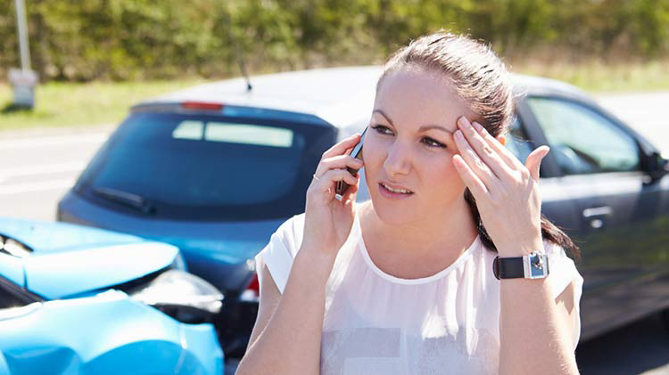 Un adolescente en un accidente de carro está llamando a la policía.