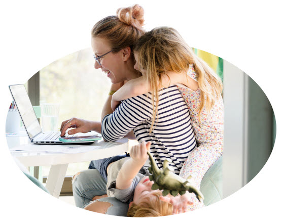 Una mujer y un niño mirando una computadora portátil.