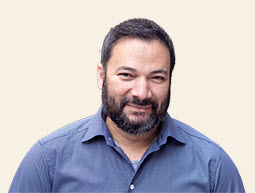 Fawad Ahmad - Vicepresidente principal y director general de Estrategia y Transformación