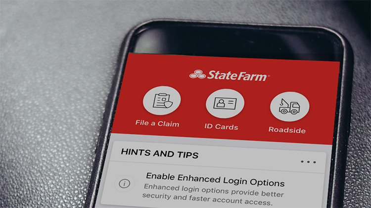 En un teléfono móvil se ve la aplicación móvil de State Farm con la opción de una tarjeta de identificación digital.