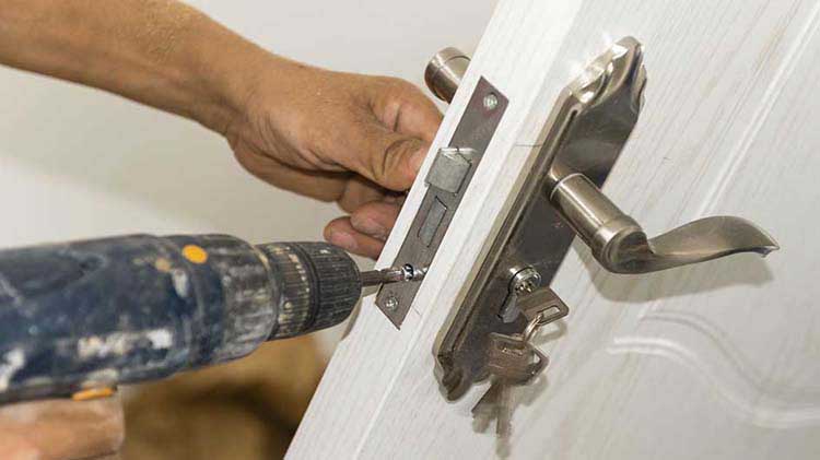 Cómo seleccionar una cerradura de puerta y asegurarte de que sea segura