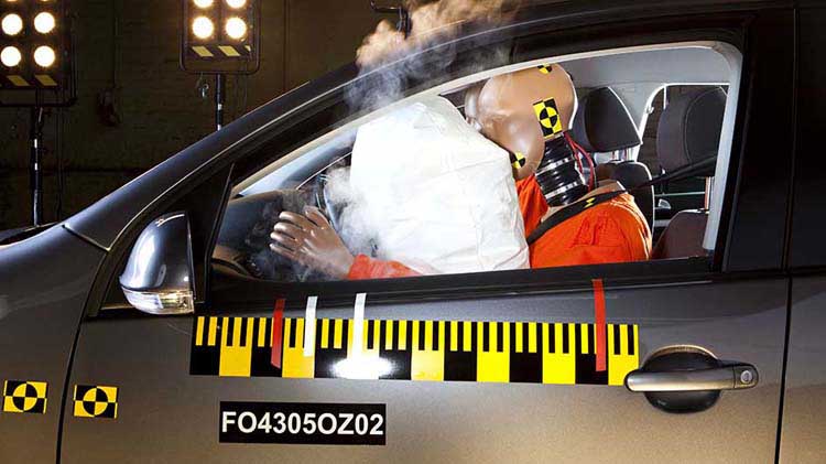 Maniquí de prueba de choque en el asiento del conductor con las bolsas de aire desplegadas
