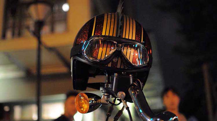 Casco de motocicleta y gafas sobre el manubrio de una motocicleta