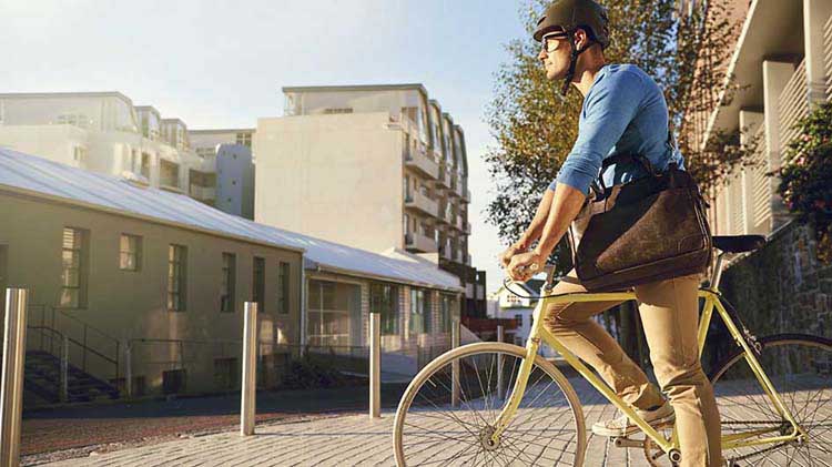 Un profesional joven va al trabajo en bicicleta.