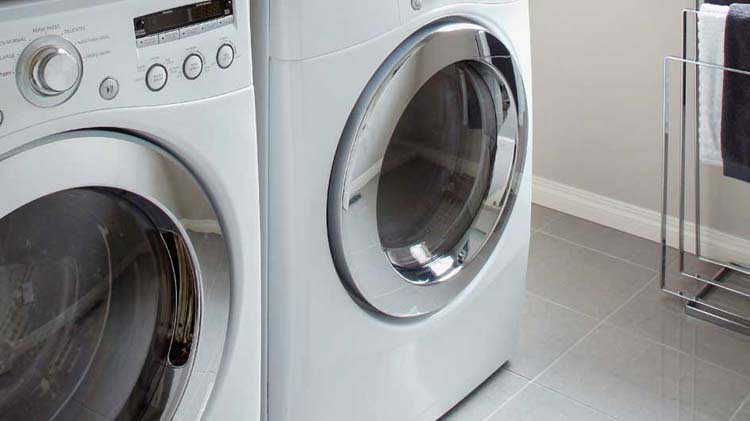 Secadora de ropa junto a una lavadora.