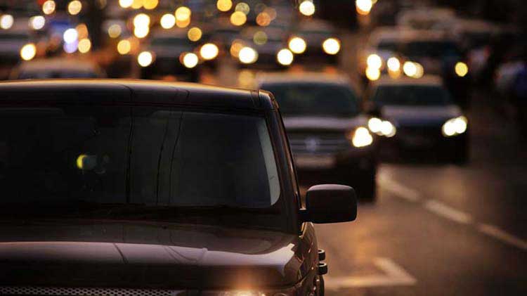 Resplandor de las luces delanteras al manejar de noche