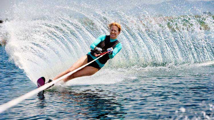 Mujer usando esquís acuáticos de manera segura