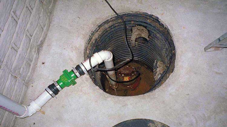 Una bomba de sumidero en el piso de un sótano.