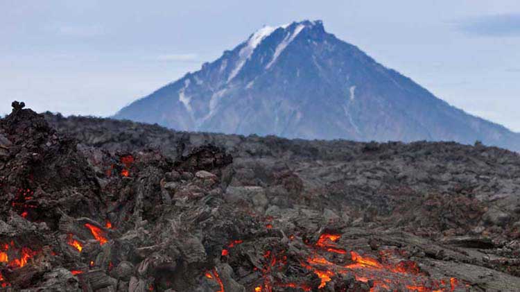 Un volcán recientemente en erupción y lava