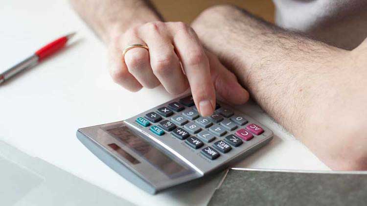 Una persona usando una calculadora.