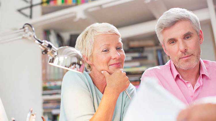 Una pareja mirando sus ahorros para la jubilación.