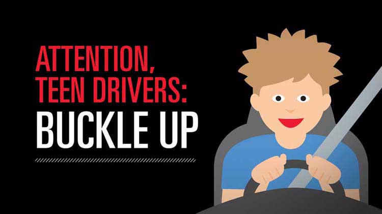 Conductor adolescente aprediendo acerca de la seguridad del cinturón de seguridad