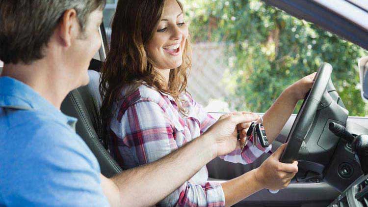Conductor adolescente aprediendo acerca de la seguridad del cinturón de seguridad
