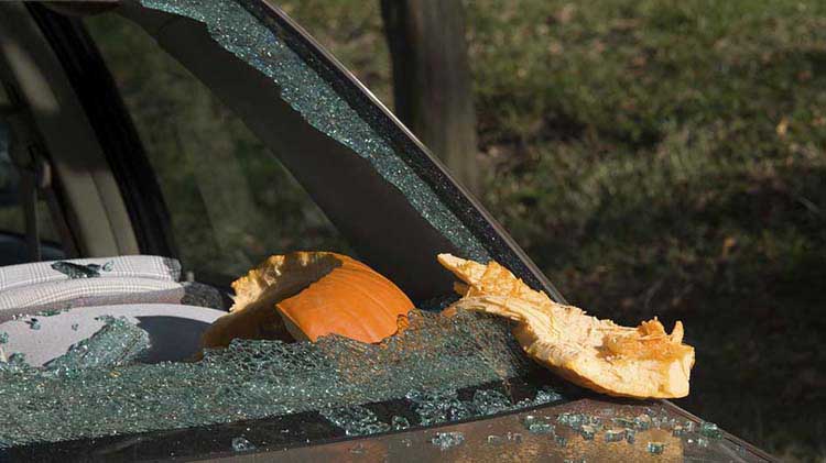 Consejos de seguridad sobre vandalismo de carros en Halloween