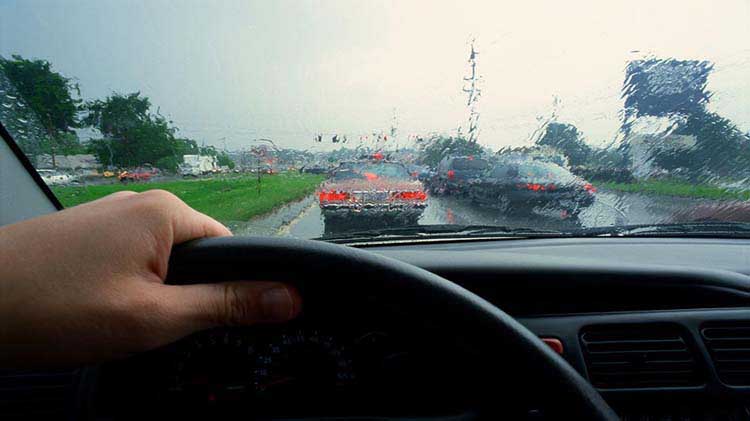 Consejos para un manejo seguro bajo la lluvia