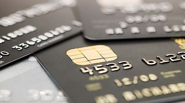 Múltiples tarjetas de crédito mostradas una encima de la otra