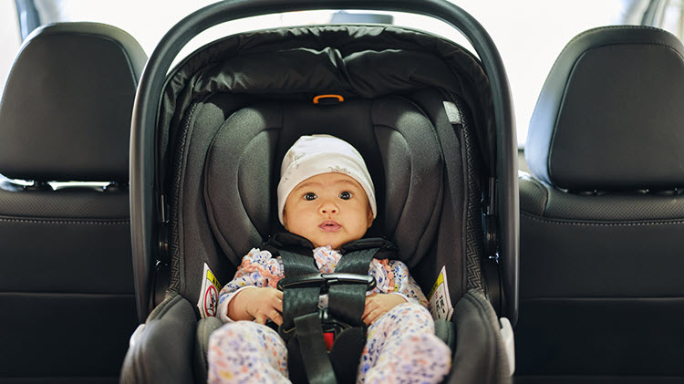 Bebé en un asiento infantil de carro.