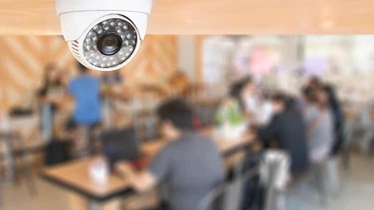Cámara de seguridad monitoreando un negocio.