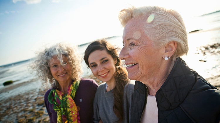 Tres mujeres hablando acerca de anualidades y seguros de vida