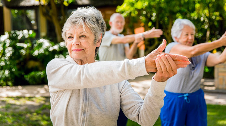 Una mujer hace ejercicio en una comunidad de jubilados