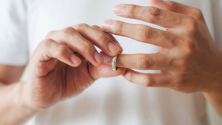 Se quita el anillo de matrimonio después de un divorcio.