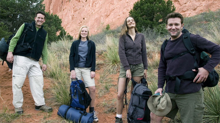 Un grupo de amigos haciendo excursionismo y divirtiéndose dentro de su presupuesto.