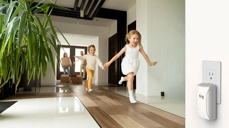 Los niños corren por el pasillo de su casa.