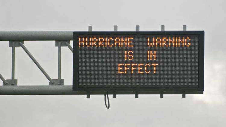 Anuncio digital de carretera dando aviso de huracán.