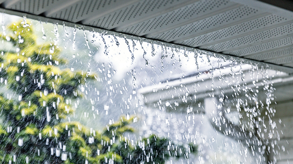 Lluvia deslizándose en un techo resistente a impactos.