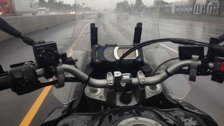 Una motocicleta bajo la lluvia.