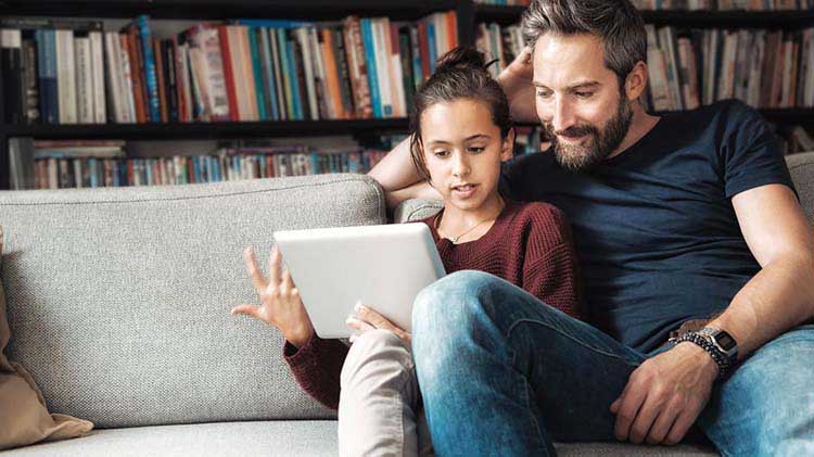 Un padre y su hija adolescente revisando información sobre la jubilación