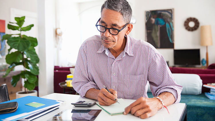 Un hombre revisando su plan de ingresos para la jubilación