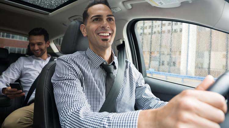 Una persona disfrutando de un viaje seguro proporcionado por un conductor de Uber.