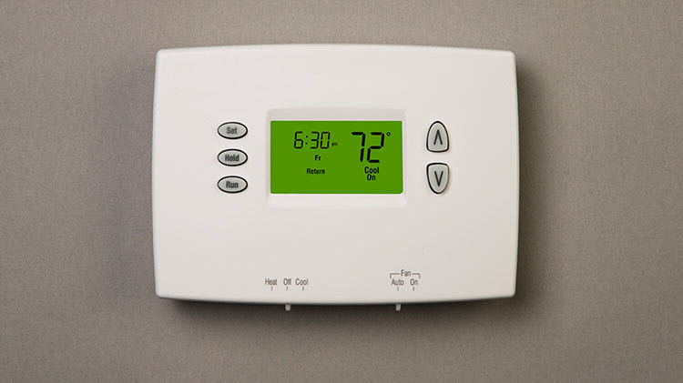 Un termostato doméstico que muestra la hora y la temperatura.