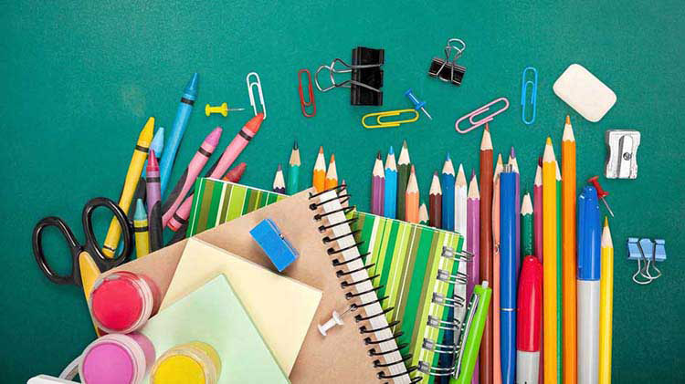 Útiles escolares incluyendo crayolas, tijeras, pinturas, borradores, cuadernos, lápices de colorear, clips para papel, plumones, etc.