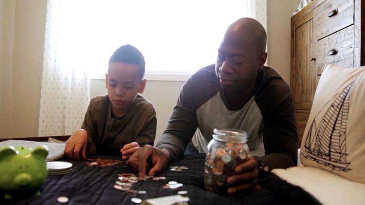 Un padre y su hijo contando monedas
