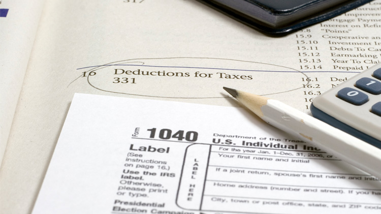 Formulario de impuestos, libreta de impuestos y chequera