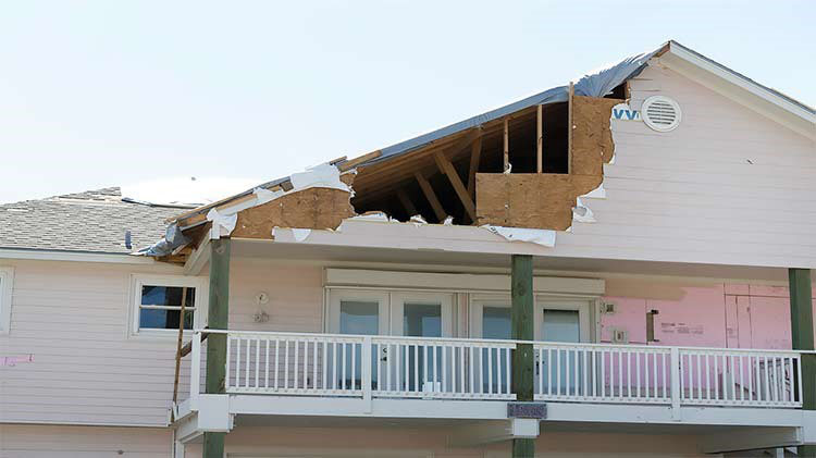 Casa dañada por huracán no tiene parte del techo.