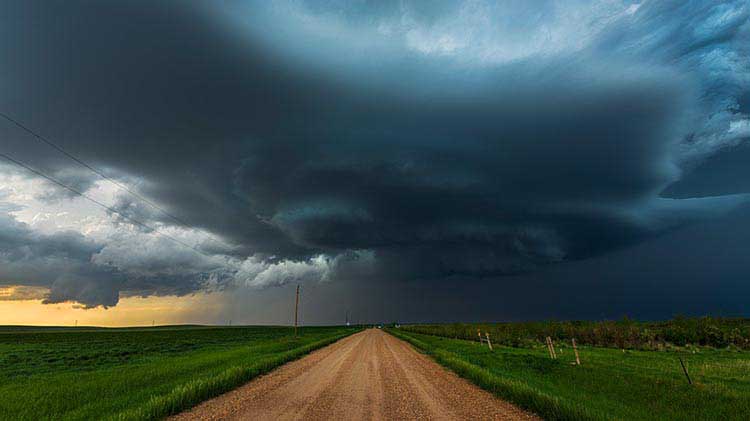 Nubes oscuras de tormenta que tienen el potencial de generar un tornado