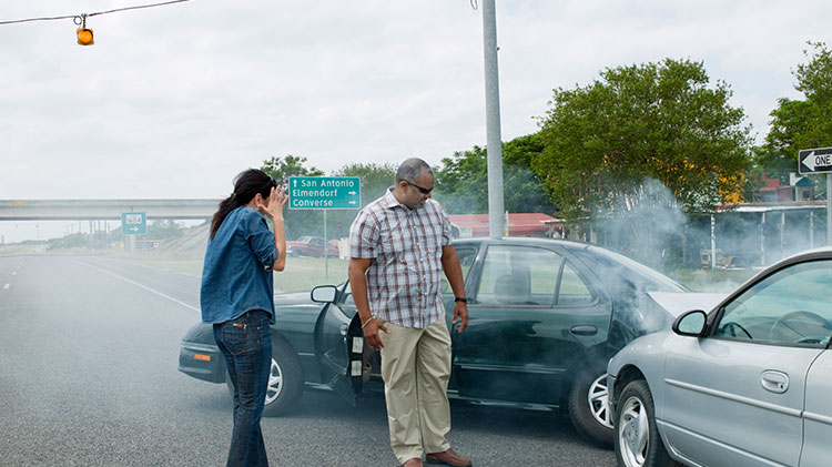 Accidente de carros causado por un conductor asegurado.