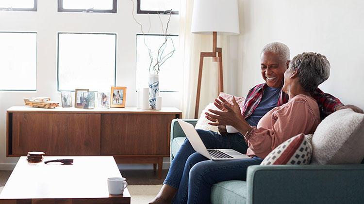 Una pareja haciendo planes respecto a los gastos y los ahorros durante la jubilación