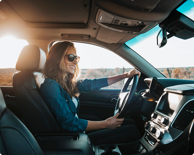 Una mujer manejando un carro