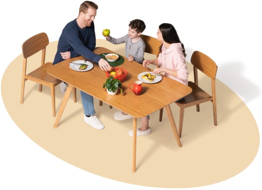Una familia compuesta por tres miembros disfruta de una comida en la mesa del comedor.