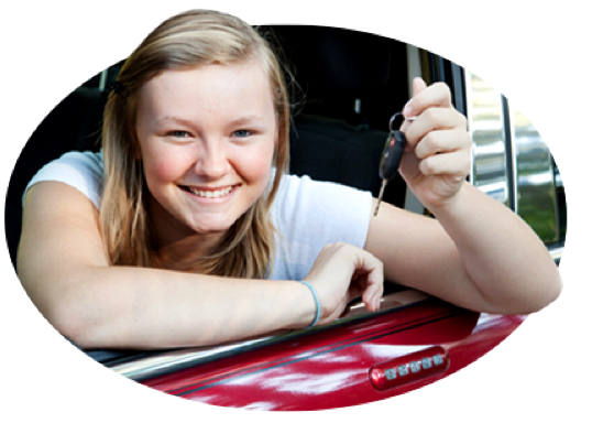Una adolescente sonriente sujeta en su mano la llave del carro recibido como recompensa por ser buen estudiante.