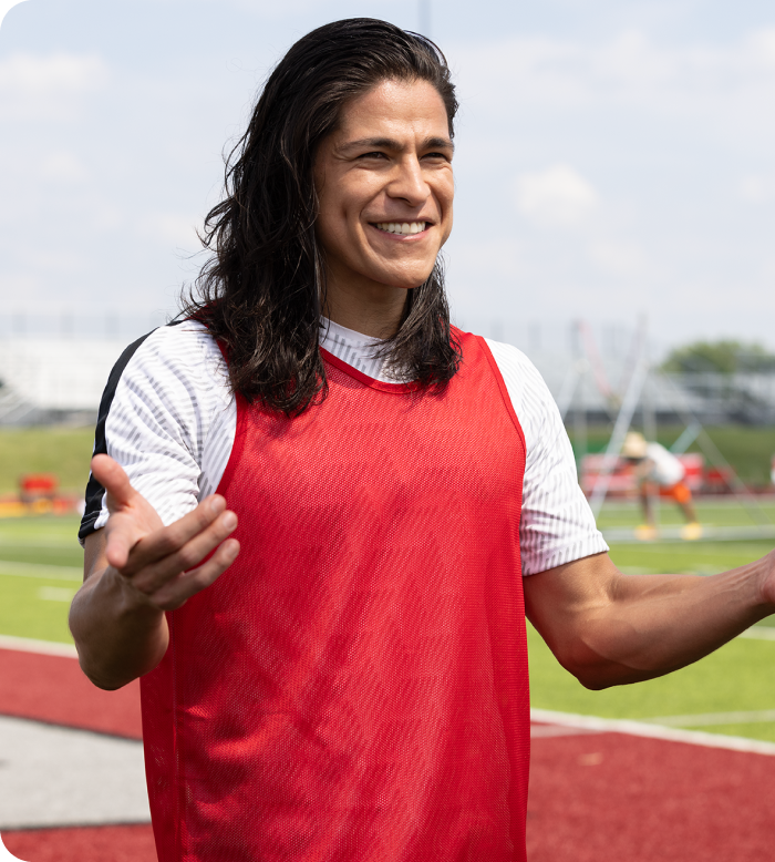 Jugador de fútbol americano con camiseta roja de Combinar es vivir