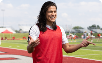 Jugador de fútbol americano con camiseta roja de Combinar es vivir