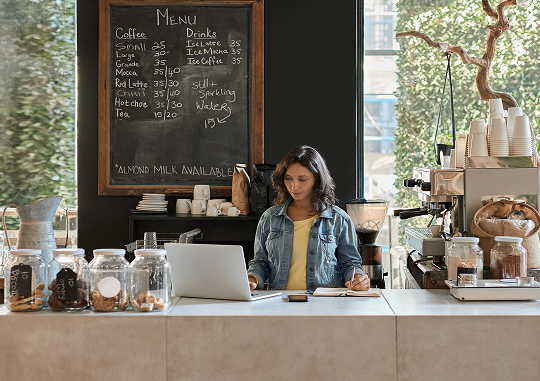 Una póliza de State Farm ayudando a un cliente